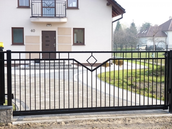 ogrodzenie palisada w ramie plus motyw romb